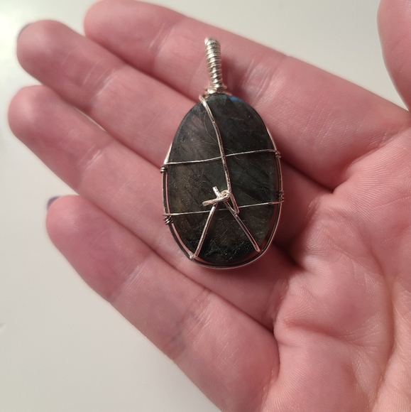 Hand crafted wire wrapped labradorite pendant - Picture 3 of 4
